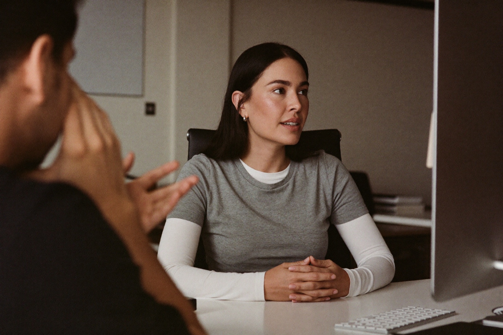 Profissionais em uma conversa de diagnóstico sobre a operação de uma empresa